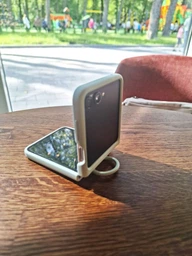 Смартфон Samsung Galaxy Flip 5 (F731) 6.7' 8/512GB, 2SIM, 3700mAh, Gray (SM-F731BZAHSEK) фото від покупців 18