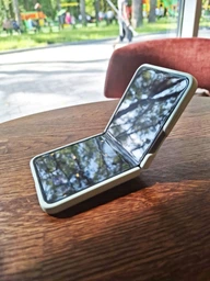Смартфон Samsung Galaxy Flip 5 (F731) 6.7' 8/512GB, 2SIM, 3700mAh, Gray (SM-F731BZAHSEK) фото від покупців 17