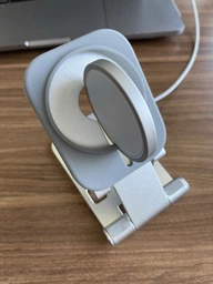 Металлическая подставка для телефона с беспроводной зарядкой MagSafe настольный держатель для гаджета Серебряная (CSS-006) фото от покупателей 1