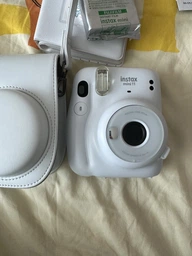 Камера моментальной печати Fujifilm Instax Mini 11 Purple / Чехол фиолетовый / Фотобумагой на 20 снимков / Фотоальбом фиолетовый на 64 снимка
