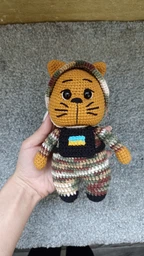 В'язана м'яка іграшка амігурумі "Котик військовий ЗСУ з джавеліном" солдат в зеленій формі, помаранчевий, 19 см, ручна робота фото від покупців 2