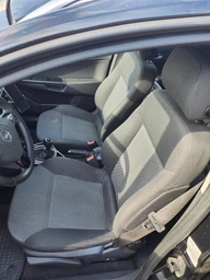 Авточехлы с эко кожы для TOYOTA Yaris 2012>2019 mk III Hatchback Pok-ter PERLINE с красной вставкой фото от покупателей 1