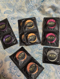 Презервативи SKYN безлатексні Original 40 шт поліізопренові з гладкою поверхнею non-latex condoms для максимально природних відчуттів і комфорту під час інтимної близькості гіпоалергенні skyns фото від покупців 5
