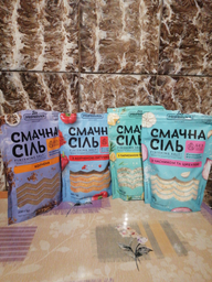 Набор морской соли Приправка Вкусная соль с пармезаном и розмарином, с чесноком и луком, с копченой паприкой, копченая 4 шт (4820195513897) фото от покупателей 3