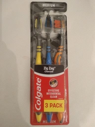 Зубная щетка Colgate Zig Zag с древесным углем средней жёсткости 3 шт (8718951305212) фото от покупателей 1