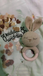 Детская игрушка-погремушка Kiddie Widdie зайчик холодный беж hand made