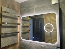 Закруглене дзеркало з LED підсвіткою 80 на 60 см, з трьома сенсорами, годинником, підігрівом та лінзою з підсвіткою, модель Ahana La Mir (Ahanag31) фото від покупців 1