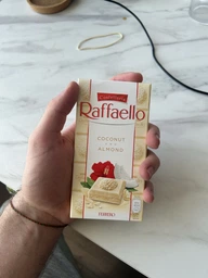 Белый шоколад Raffaello с кокосовой стружкой и миндалем 90 г (8000500359556)