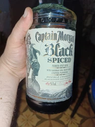 Алкогольный напиток на основе Карибского рома Captain Morgan Spiced Black 1 л 40% + 2 рюмки (4820178650991) фото от покупателей 19