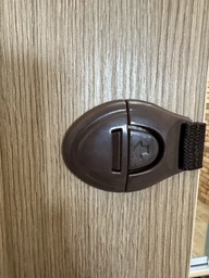 Замок безпеки Захист на меблі від дітей 20 см універсальний тканинний блокатор Коричневий фото від покупців 2