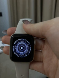 Смарт-годинник Apple Watch SE (2023) GPS 40mm Starlight Aluminium Case with Starlight Sport Band - M/L (MR9V3QP/A) фото від покупців 4