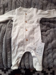 Человечек с шапочкой с кружевом MagBaby Lace 56см 0-1мес. молочный