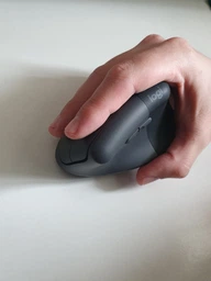 Миша Logitech Lift Vertical Ergonomic Bluetooth White (910-006496) фото від покупців 1