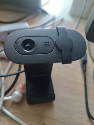 Веб-камера Logitech Brio 100 Full HD Webcam Graphite (960-001585) фото от покупателей 7