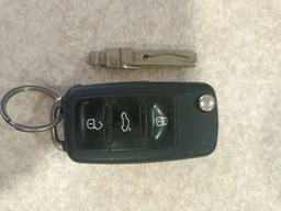 Корпус ключа Volkswagen Caddy Passat Bora Polo Touareg Pointer e-Bora Derby T4 T5 Jetta Touran AdlerKey (64-91) на 3 кнопки (Фольксваген со штифтом и диодом сверху)