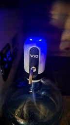 Помпа электрическая ViO E7 черно-белая на бутыль