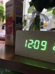 Дерев'яний світлодіодний годинник з бездротовою зарядкою UFT Wood Wireless clock Brown (UFTWWclockb)