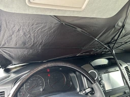 Автомобільна сонцезахисна парасолька на лобове скло 135×79 см UV, складна, чорно-сіра XJ5106 фото від покупців 11