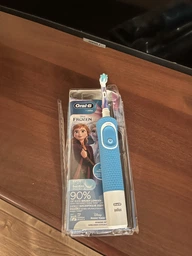 Детская электрическая зубная щетка Oral-B Stage Power/D100 Frozen (4210201245216_4210201245193) фото от покупателей 1