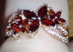 Кольцо Xuping Jewelry цветущий сад с красными камнями р 18 золотистое фото от покупателей 2