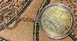 монета BTC Биткоин Bitcoin в брелке gold