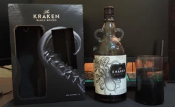 Ромовый напиток Kraken Black Spiced 1 л 40% в подарочной упаковке + стакан (7436946951930)