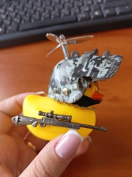Аксессуар на торпеду в авто Crazy Duck утка в военном шлеме с оружием фото от покупателей 1