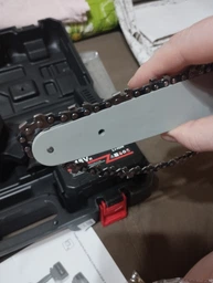 Пила акумуляторна ланцюгова з шиною 6 дюймів (15 см) і 2 акумуляторами 48V у кейсі Mini Electric Chain Saw, для обрізки дерев, кущів, гілок Чорна, 48V-RY фото від покупців 16