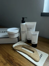 Подарочный набор шелкового ухода за телом с деревянным скребком Hillary Perfect Silk Body Care + Gua Sha: Кремовый скраб-антистресс + Крем-гель для душа + Крем для рук и ногтей + Увлажняющий лосьон-бустер M-11-382