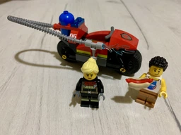Конструктор LEGO City Пожежний рятувальний мотоцикл 57 деталей (60410) фото від покупців 2