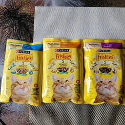 Влажный корм для взрослых кошек Purina Friskies кусочки в подливе с лососем (26х85г)