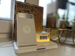 Складная беспроводная зарядная док станция для apple айфона часов наушников 3в1 с часами и подсветкой беспроводная зарядка на айфон iphone airpods iwatch эпл вотч 1-10 series QINETIQ H33 23W белая + подарок адаптер фото от покупателей 1