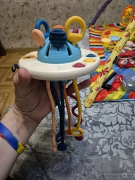 Интерактивная развивающая игрушка погремушка детское Летающая тарелка Осьминог Монтесорри прорезыватель грызунец антистресс силиконовая фото от покупателей 2
