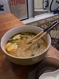 Рисовая вермишель быстрого приготовления со вкусом курицы и моллюсков Hezhong 105г