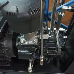 Компресор виского тиску гвинтовий GTM DLG5.5V (200 л, 680 л/хв, 5.5 кВт, 380-400 В) фото від покупців 2