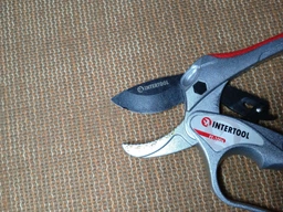 Секатор з механізмом хропіння INTERTOOL FT-1006 SK5 180 мм до 25 мм