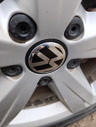 Комплект автомобильных колпаков (заглушек) на литые диски Volkswagen VW 65/56 мм 4 шт (3B7601171) фото от покупателей 16