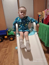 Гірка для катання дітей, дитяча пластикова гірка "Долоні" м'ятно-кремова 0140/18 фото від покупців 2