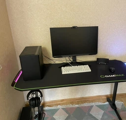 Геймерский игровой стол GameMax D140 Carbon
