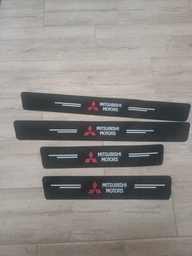 Карбоновые защитные наклейки на пороги автомобиля MITSUBISHI 4шт