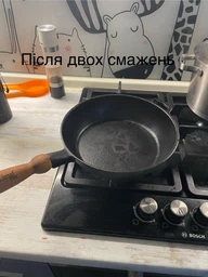Сковорода Maysternya Ø 28см, h - 6см чавунна із дерев'яною ручкою зі скляною кришкою. Вага 3,9кг (Т306С3)
