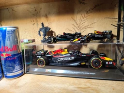Колекційна модель Bburago RB19 F1 #1 (масштаб 1:24) black