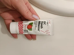 Ремінералізуючий захисний крем GC Tooth Mousse для чутливих зубів з смаком полуниці та дині фото от покупателей 4