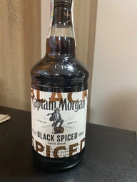 Алкогольный напиток на основе Карибского рома Captain Morgan Spiced Black 0.7 л 40% + 2 чарки (4820178650533_G) фото от покупателей 11