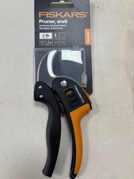 Секатор Fiskars PowerStep Р83 с храповым механизмом (1000575)