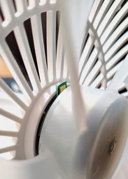Настольный вентилятор на аккумуляторе Folding Fan D1 Бесшумный портативный аккумуляторный охлаждающий поворотный с пультом и функцией ночник белый для дома и офиса фото от покупателей 6