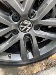 Комплект автомобильных колпаков (заглушек) на литые диски Volkswagen VW 65/56 мм 4 шт (3B7601171) фото от покупателей 7