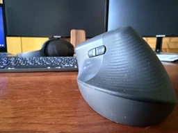 Мышь беспроводная Logitech Lift Vertical Ergonomic Белая (910-006475WH) 260539 фото от покупателей 1