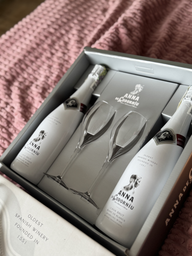 Набір із двох пляшок ігристих вин Anna de Codorniu Blanc de Blancs Brut білий брют 0.75 л 11.5% х 2 шт. у подарунковій упаковці + 2 келихи (8410013018183)