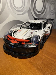 Конструктор автомобиля Porsche 911 RSR на 1580 деталей в масштабе 1:10 с двигателем, LED подсветкой и пультом дистанционного управления
